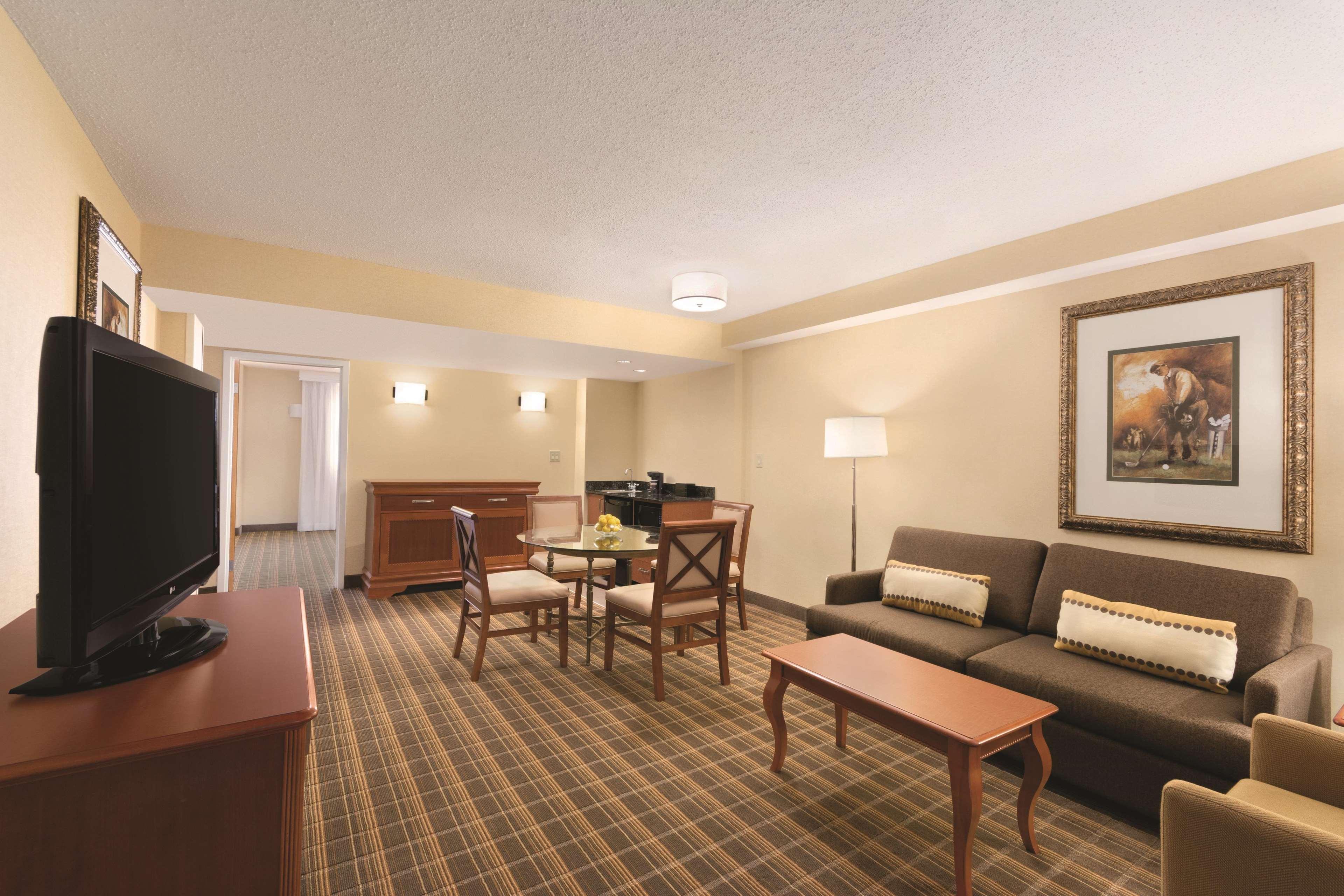 Embassy Suites Greenville Golf Resort & Conference Center Exterior photo